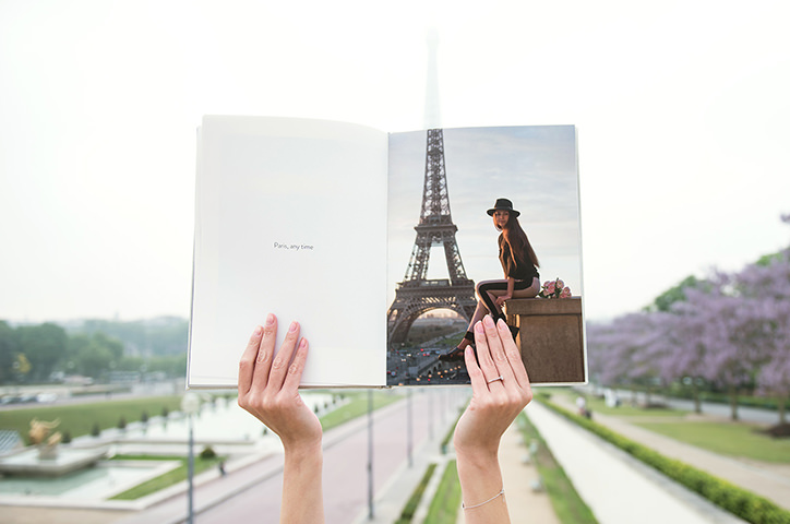 Livre photo ouvert devant la Tour Eiffel.