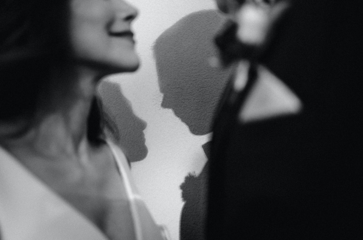 Image en noir et blanc d'un couple de mariés.