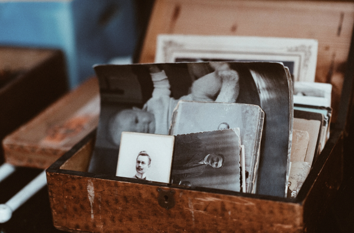 Holzkiste mit alten Schwaz-Weiß-Bildern.
