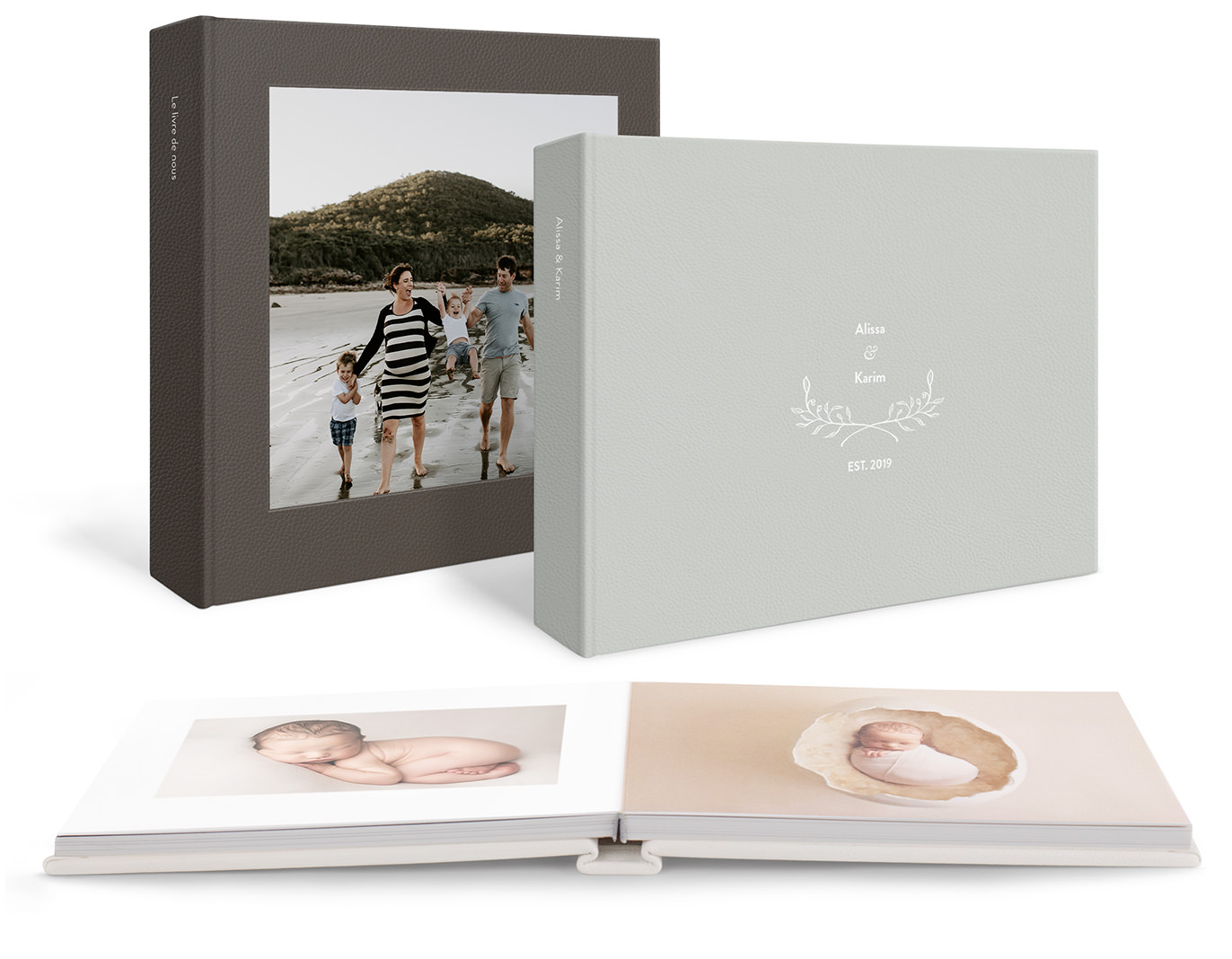 Trois albums photo en cuir avec des photos de famille, de mariage et de bébé.