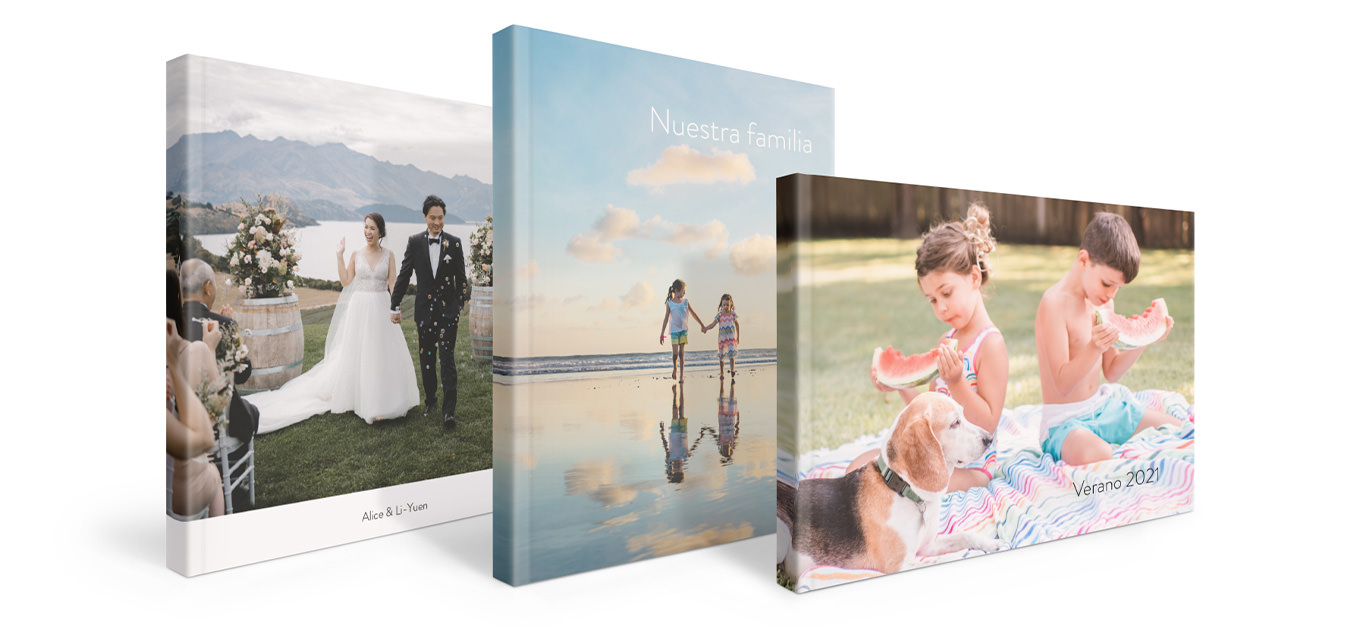 Tres fotolibros de tapa blanda con imágenes de la boda y la familia.