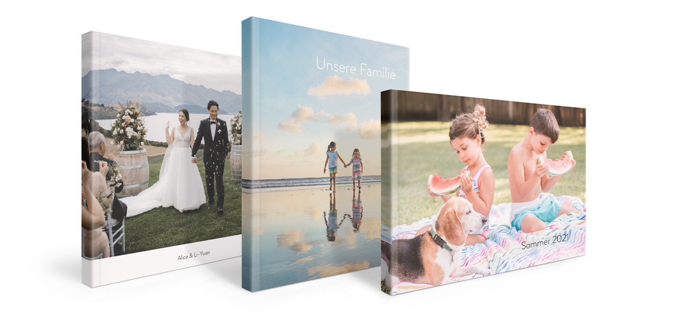 Drei Softcover-Fotobücher mit Hochzeits- und Familienbildern.