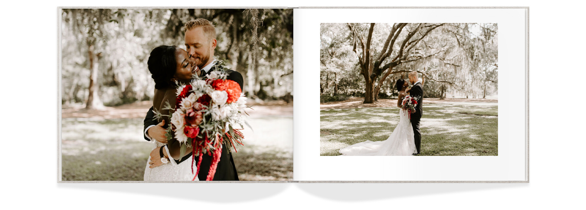 Retratos de recién casados con un llamativo ramo de flores rojas y blancas.