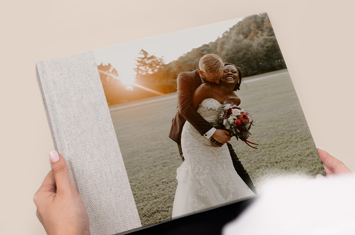 Album de mariage avec portrait des jeunes mariés sur la couverture.