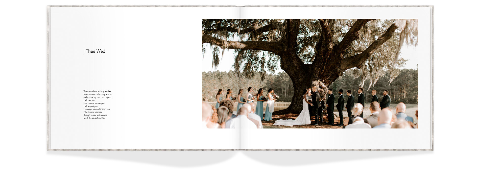 Fotolibro de boda abierto con la pareja en una escena natural.