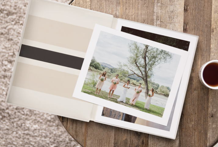 Un album photo mariage ouvert de MILK Books.