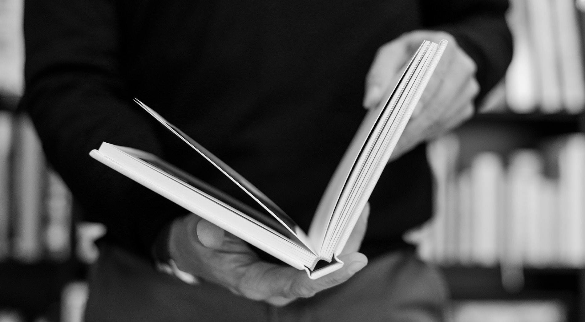 Uomo con libro fotografico in mano.
