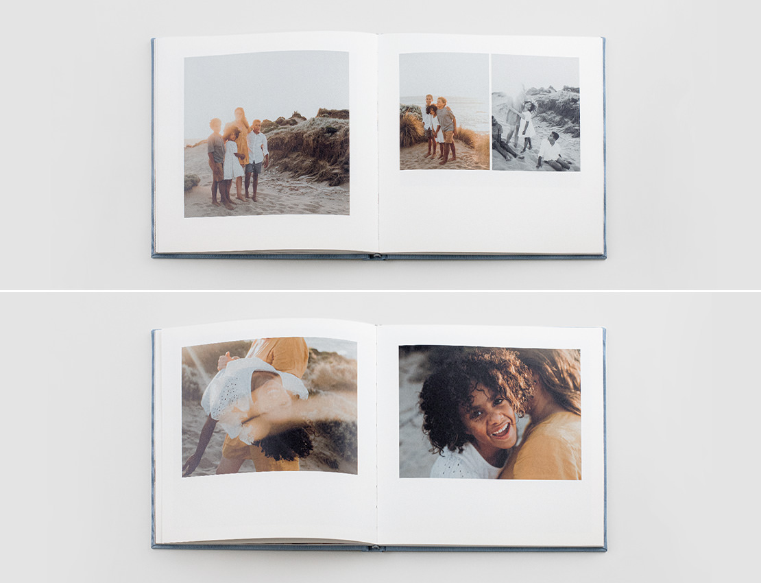 Zwei aufgeschlagene Premium-Fotobücher mit Bildern der Familie am Strand.