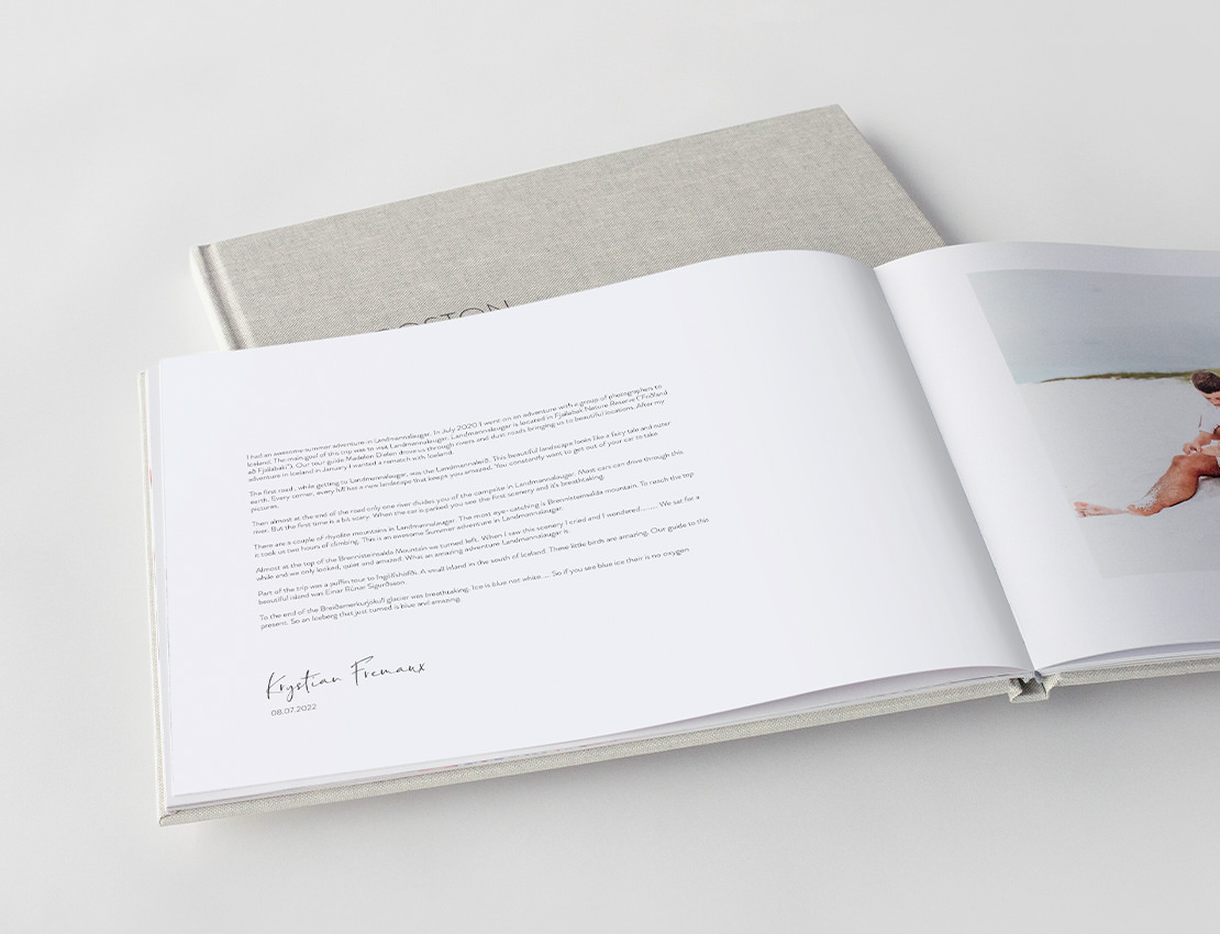 Premium-Fotobuch mit Textausbreitung geöffnet.