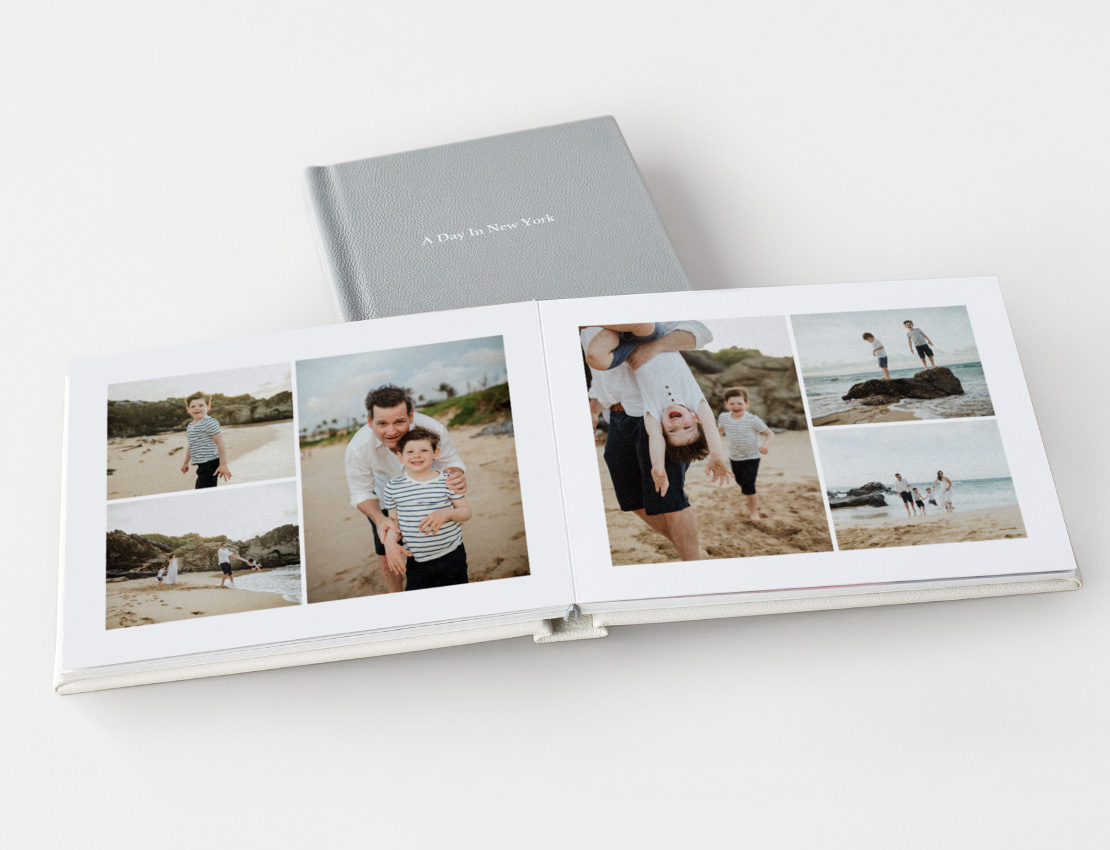Album fotografico aperto con ritratti di famiglia in spiaggia.