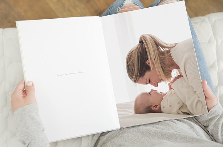 Une personne regarde un livre de bébé.