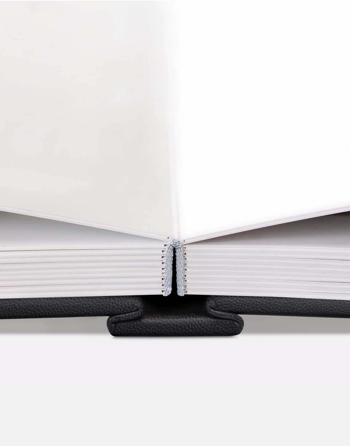 Primer plano de un fotolibro con encuadernacion plana.
