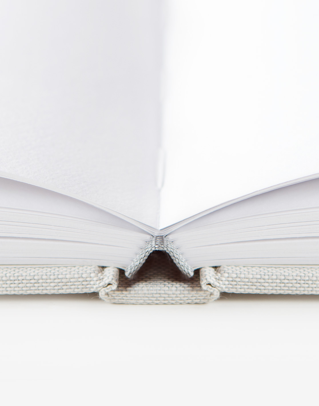 Primer plano de la sección de fotolibros premium - encuadernación cosida.