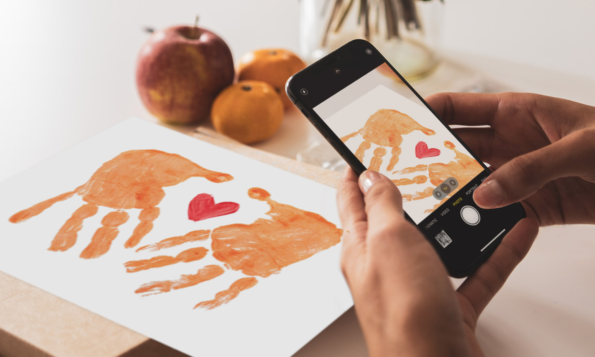 Prendre une photo d'une œuvre d'art imprimée à la main à l'aide de l'appareil photo d'un smartphone.