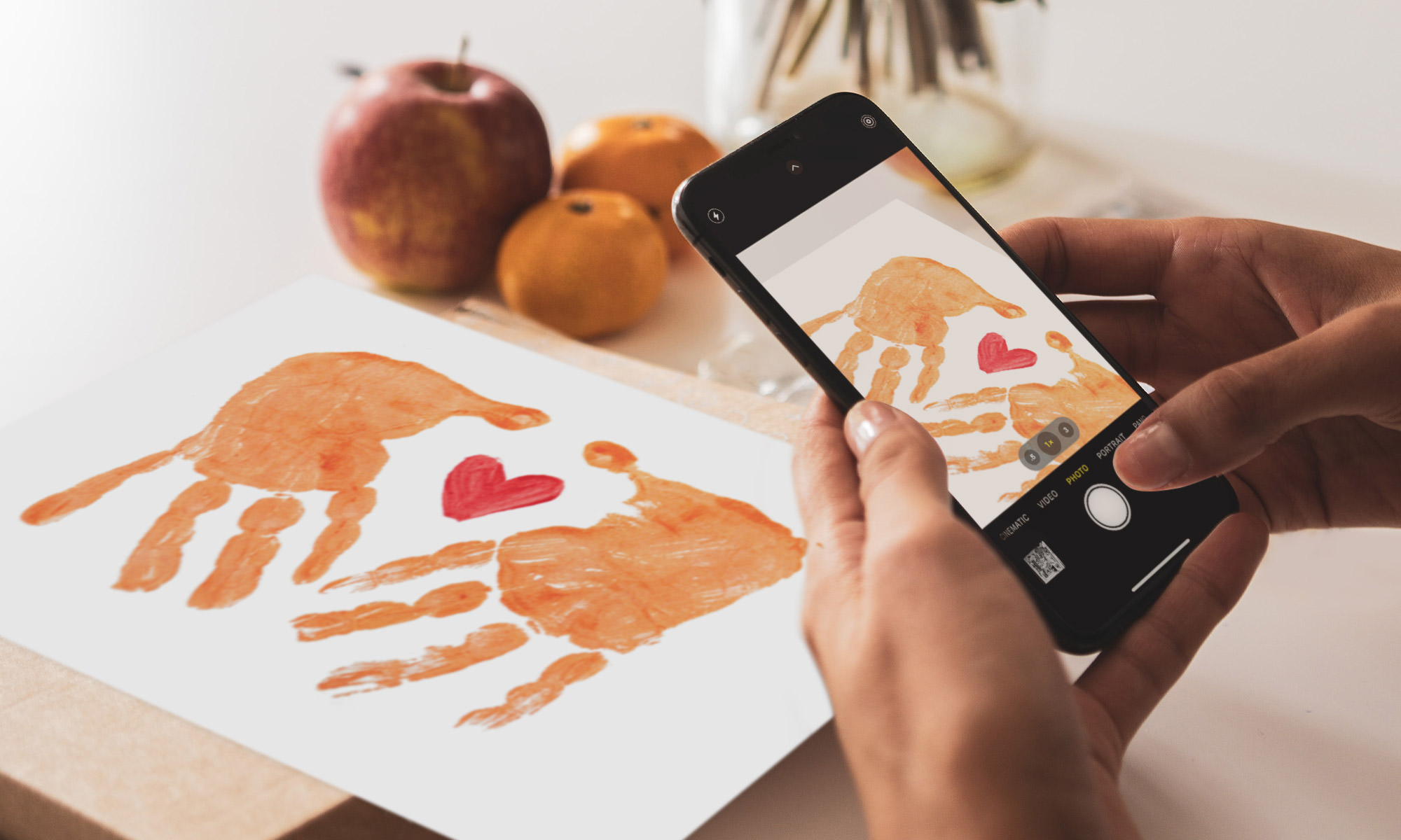 Mit der Smartphone-Kamera ein Foto des Handabdrucks machen.