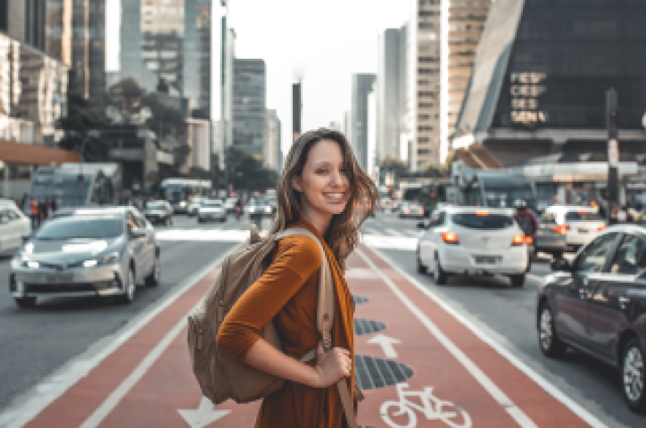 Femme posant au milieu de la route pour un album de voyage.