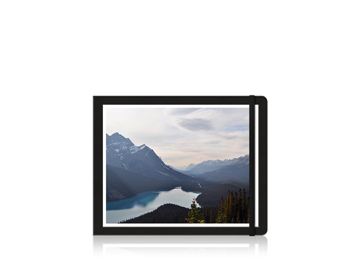 Fotolibro di viaggio Moleskine con paesaggi di montagne e laghi sulla copertina.