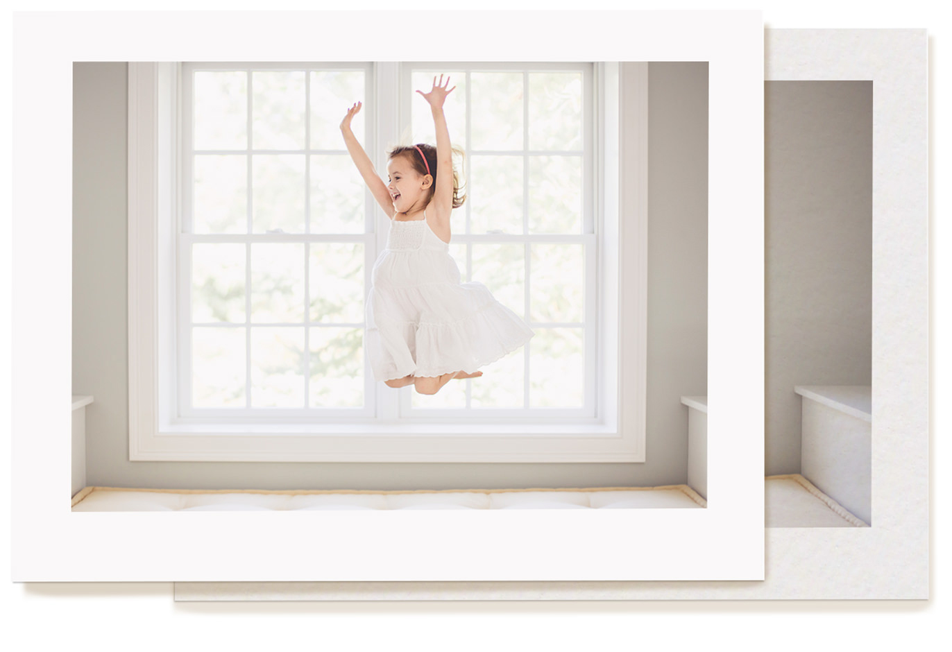 Imagem de uma foto impressa no papel MILK "Photo Lustre". A foto mostra uma garota saltando com um vestido branco.