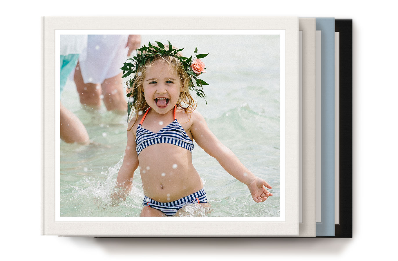 Pilha de quatro álbuns de fotos clássicos com uma criança brincando na água na capa.