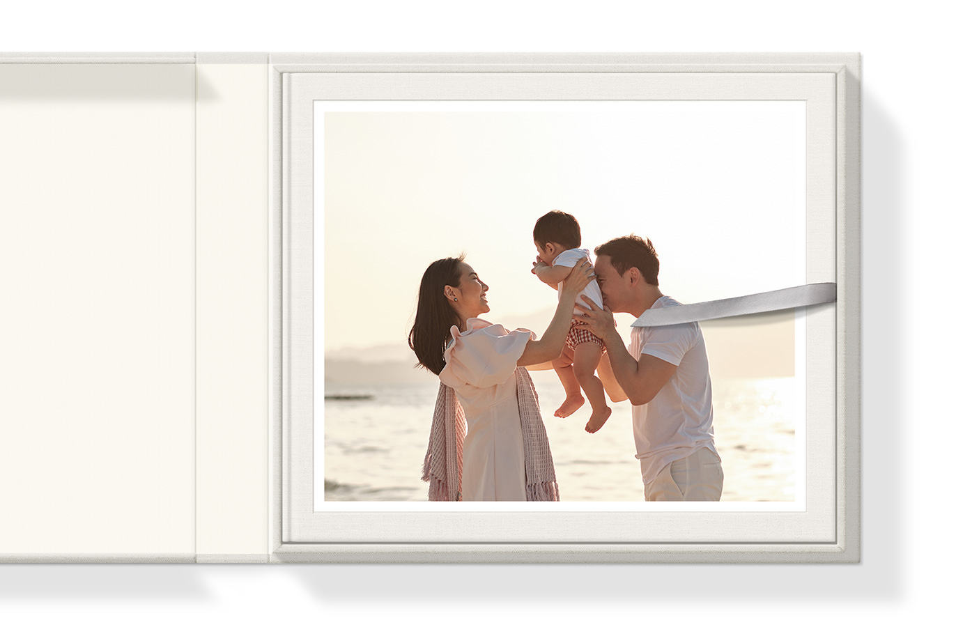 Álbum fotográfico clássico em uma caixa de apresentação com foto da capa dos pais brincando com seus filhos.