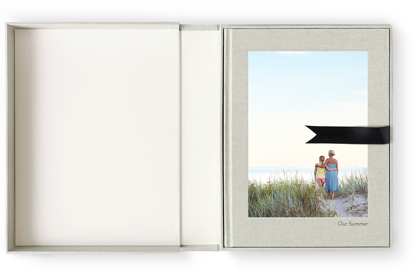 Um álbum de fotografias em formato de retrato premium em uma caixa de apresentação, terminado com uma fina fita de seda para levantar.