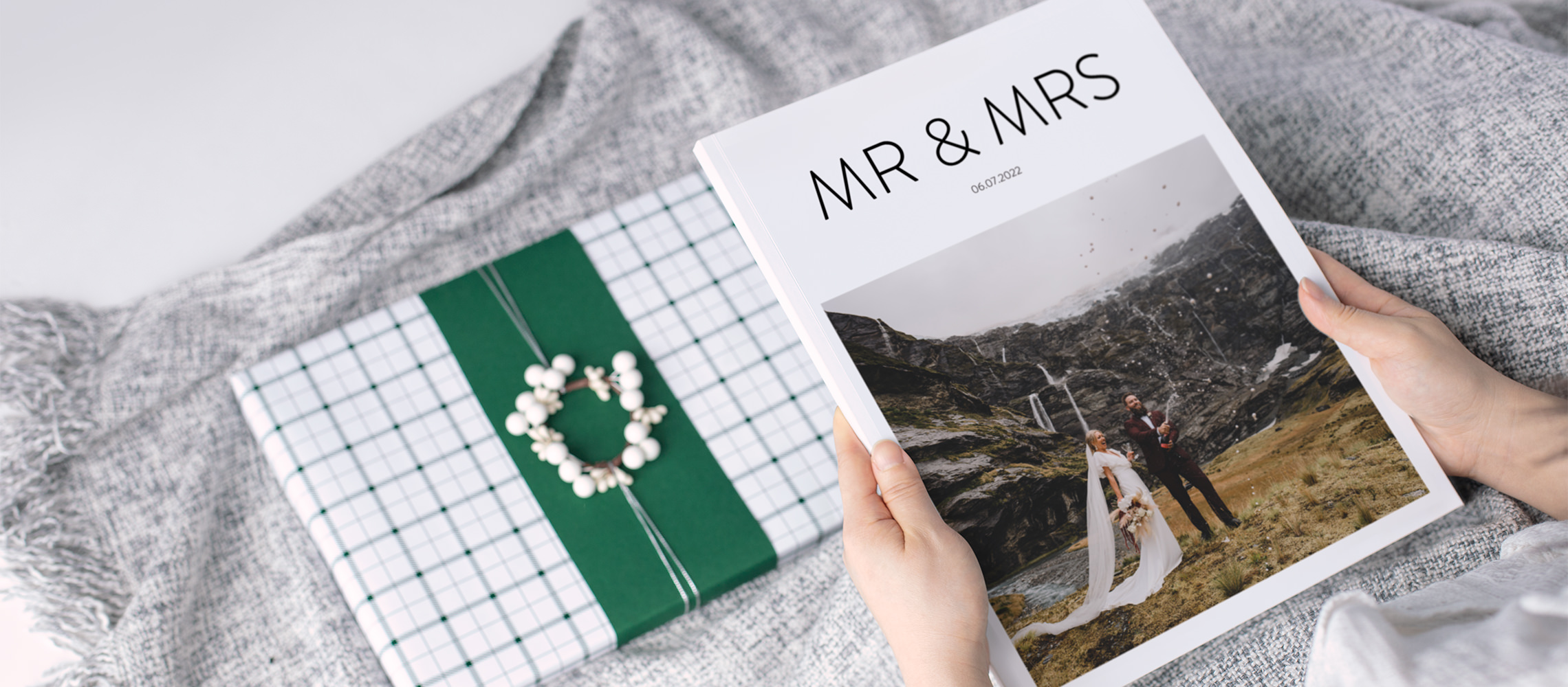 Une femme tient dans ses mains le magazine de mariage de MILK.