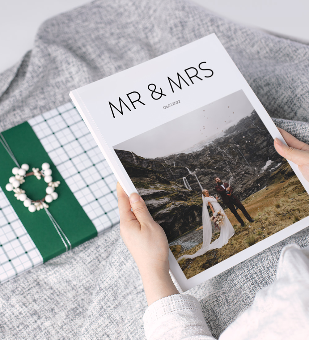 Une femme tient dans ses mains le magazine de mariage de MILK.