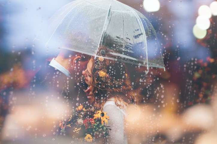 Un couple se retrouve sous la pluie.