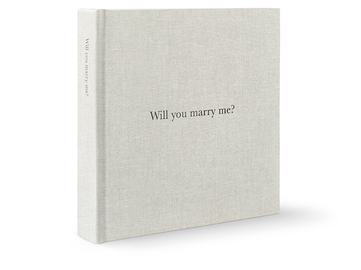Album photo carré à la verticale avec l'inscription "Will you marry me ?"