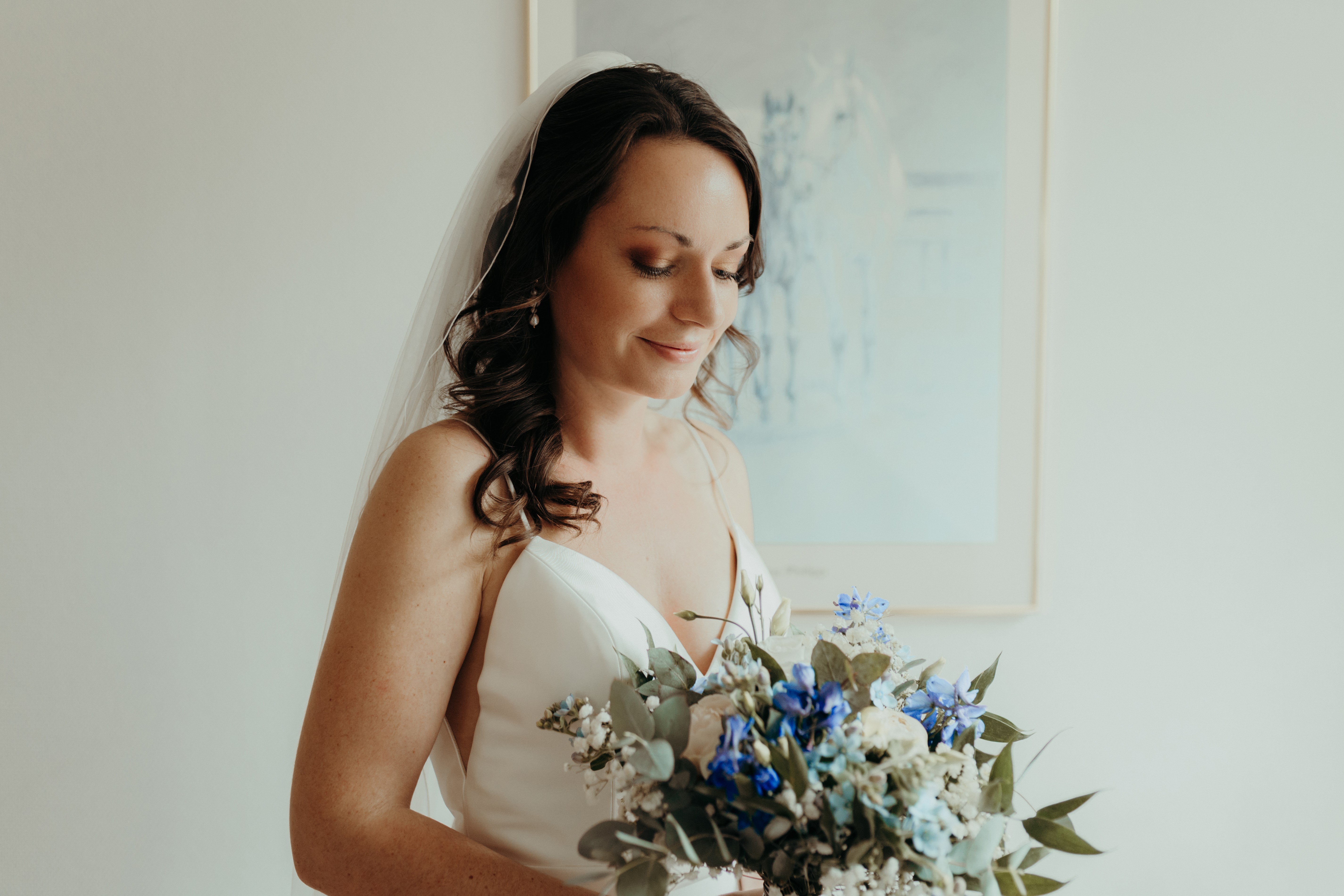 Braut im weißen Hochzeitskleid.