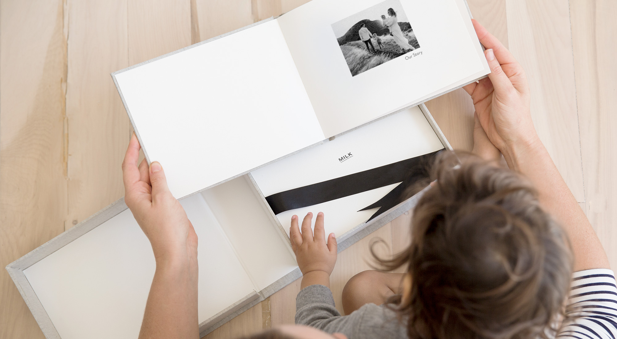 Bambino e fotolibro.