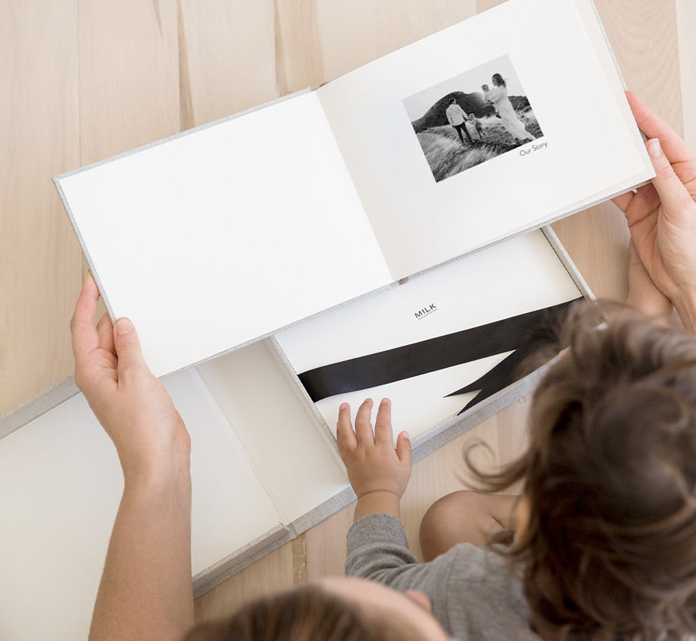 Jeune enfant et livre photo.