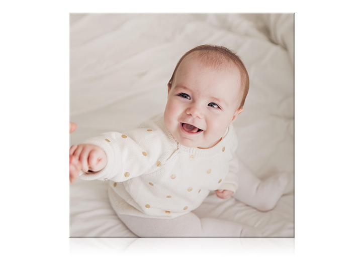 Impressão em lona de um bebê sorridente.