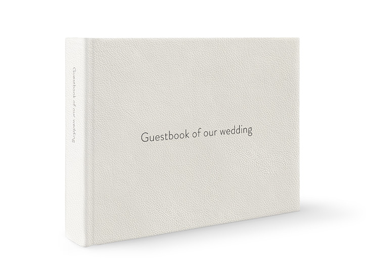 Un album en cuir haut de gamme qui tient debout et qui porte la mention "Guestbook of our wedding".