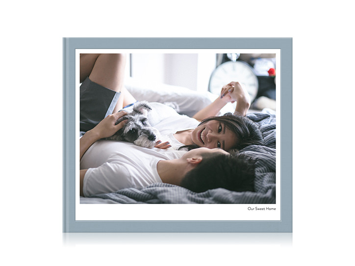 Fotolibro clásico para el hogar con una pareja y su perro en la cubierta.