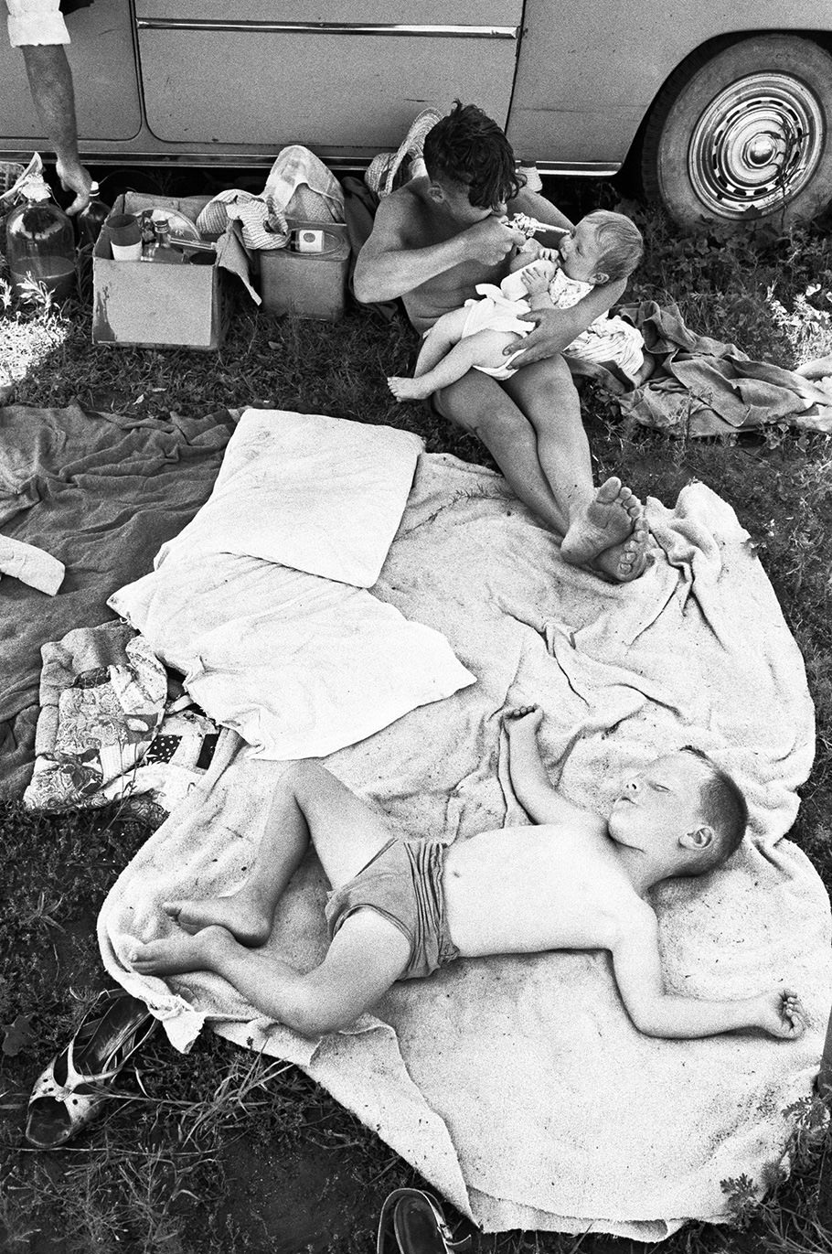 David Goldblatt black and white photo of young children outside.