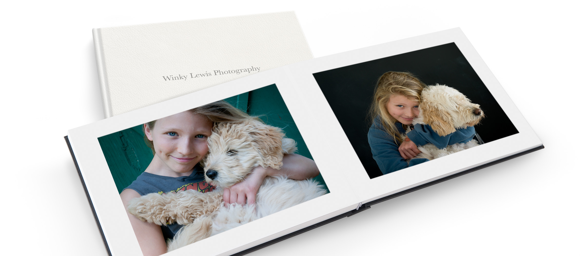 Livro de fotos aberto com fotos de criança e cachorro.