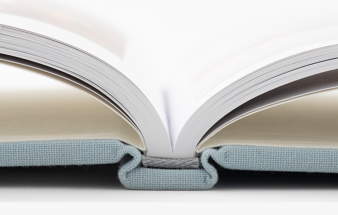 Primer plano de un fotolibro clásico con encuadernación PUR.
