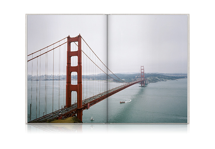 Fotolivro aberto com Golden Gate Bridge na página dupla.