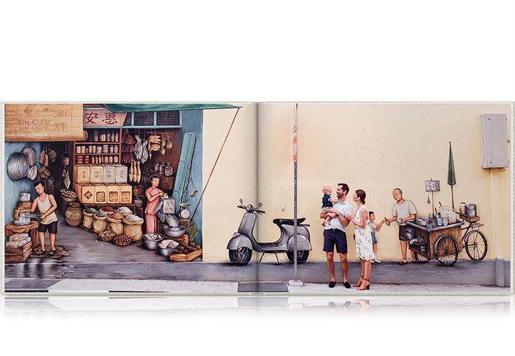 Un libro abierto que muestra a una familia joven en el mural de la tienda de provisiones.