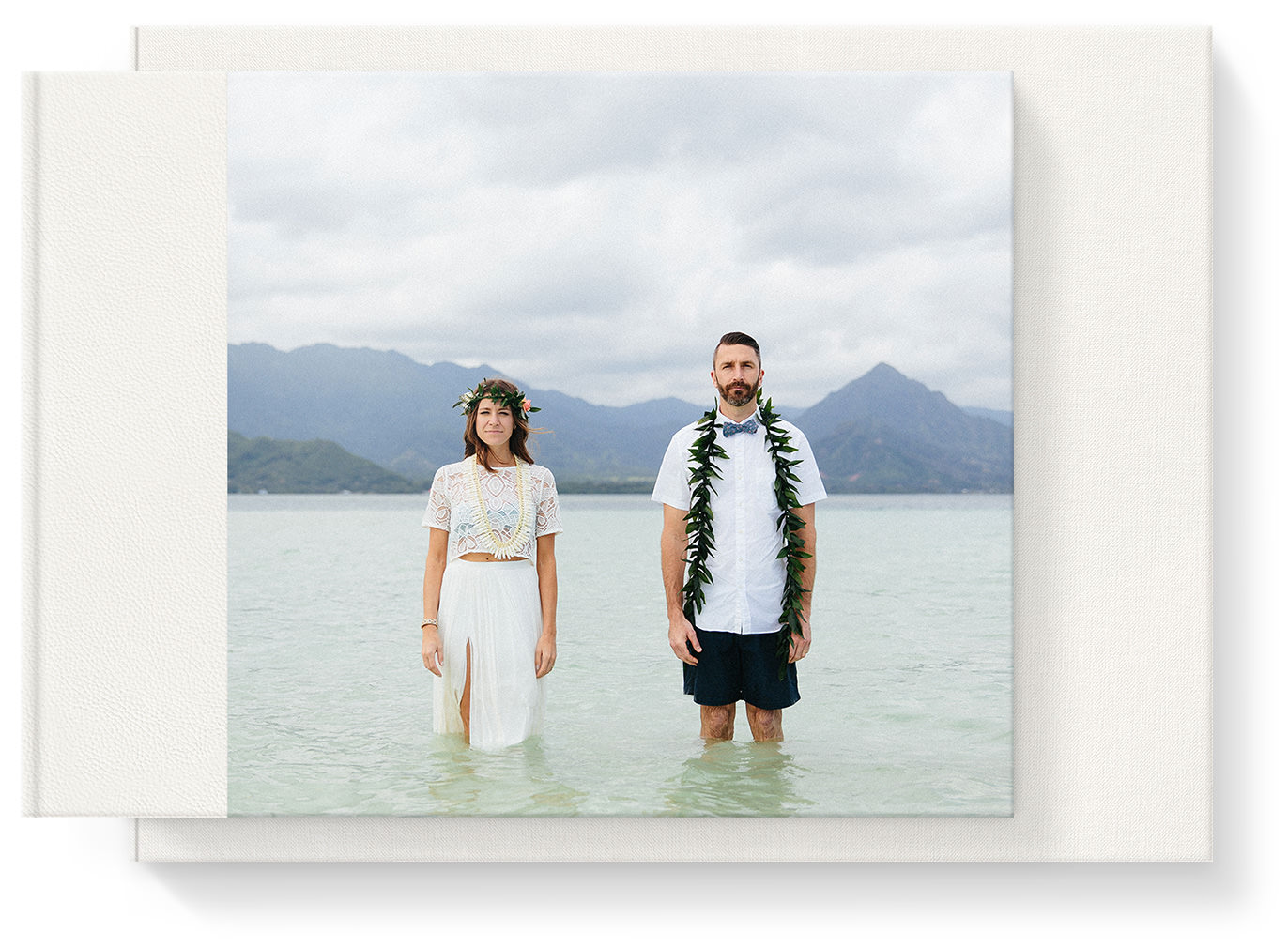 Premium-Hochzeitsfotoalbum aus Leder im Querformat in Präsentationsbox mit Titelbild eines Brautpaares, das im Wasser steht.