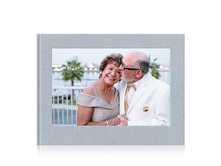 Album fotografico premium grigio con coppia di anziani che si baciano sulla copertina.