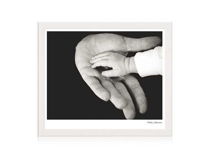 Fotolibro tradizionale con copertina della mano di un bambino in quella di un adulto.