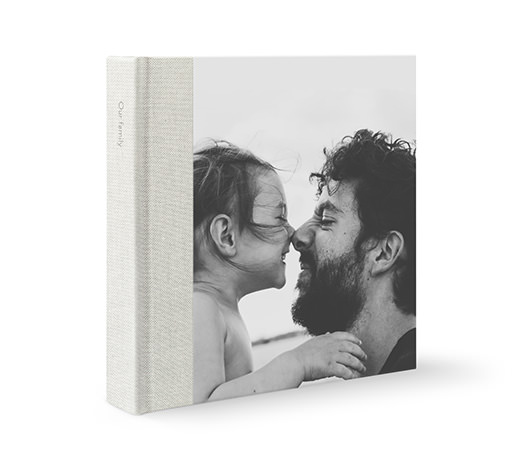 Álbum de fotos com capa de pai e filha esfregando o nariz juntos.