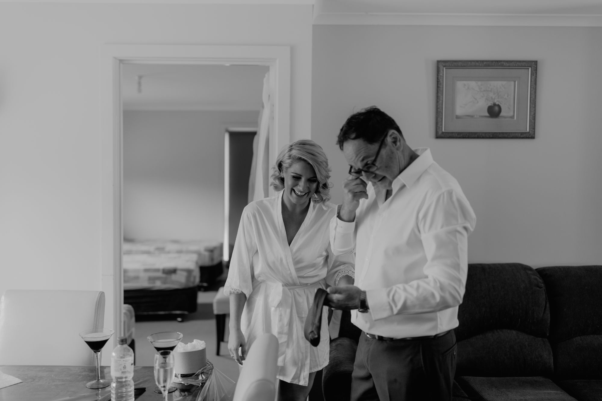 La mariée avec son père se préparant pour le jour du mariage.