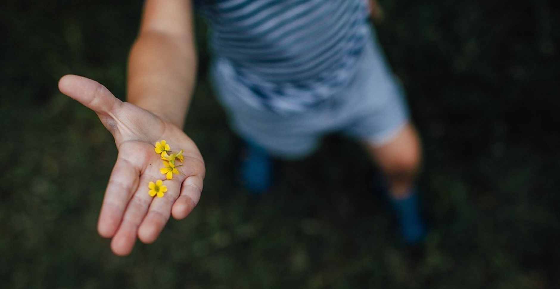 Childing holding flowers