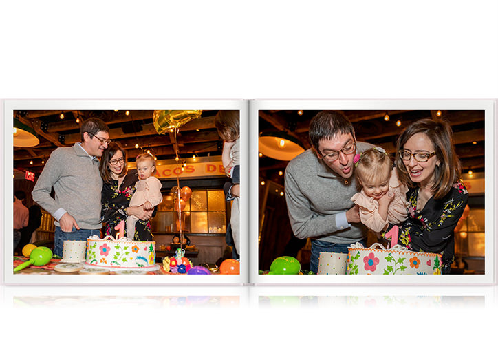 Abriu um álbum de aniversário com fotos de uma família celebrando o aniversário da criança.