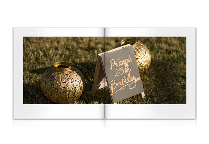Aufgeschlagenes Fotobuch mit Bild von Geburtstagsdeko.