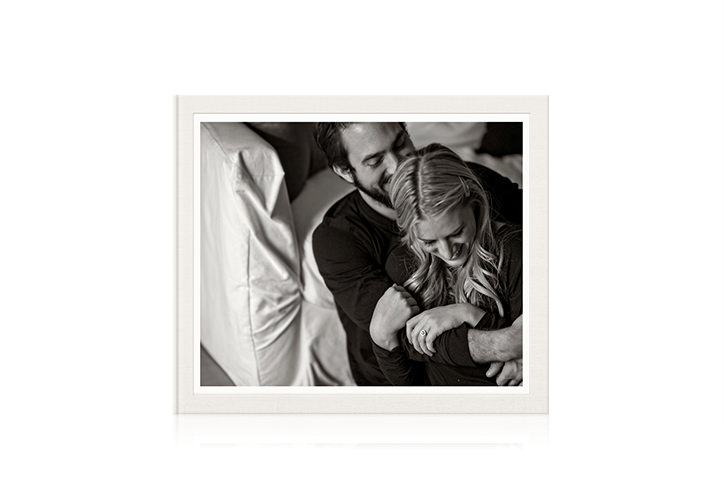 Photo d'un couple amoureux sur la couverture d'un album de fiançailles.