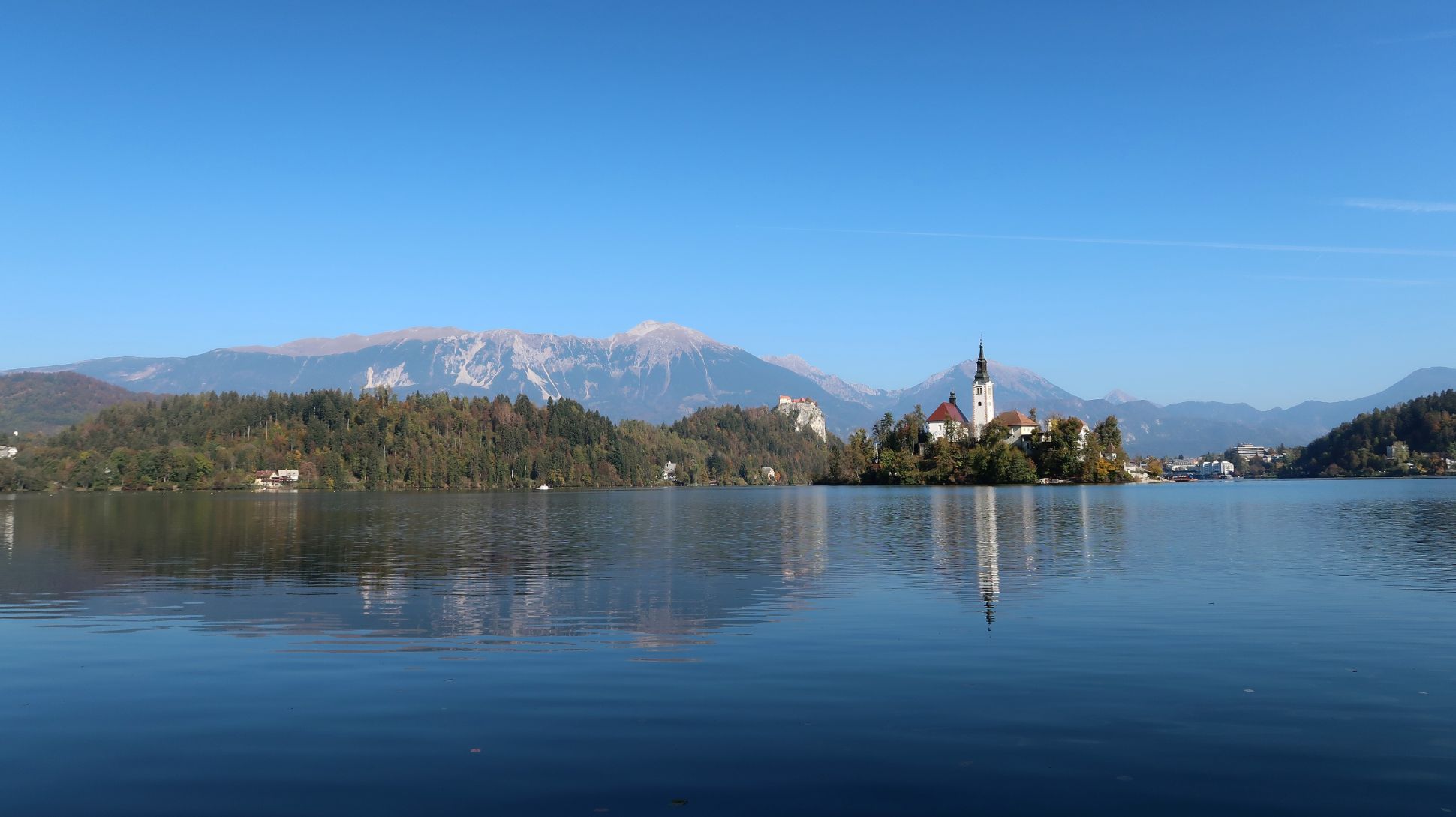 Der Bleder See an einem sonnigen Tag, Slowenien.